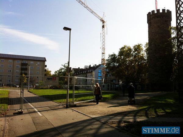 Der Baubeginn des Hotelprojekts am Bollwerksturm rückt näher: Das Baugenehmigungsverfahren hat das städtische Planungs- und Baurechtsamt jetzt abgeschlossen, am Montag wurde der Bauzaun aufgestellt. Der Baubeginn des Hotelprojekts am Bollwerksturm rückt näher: Das Baugenehmigungsverfahren hat das städtische Planungs- und Baurechtsamt jetzt abgeschlossen, am Montag wurde der Bauzaun aufgestellt.