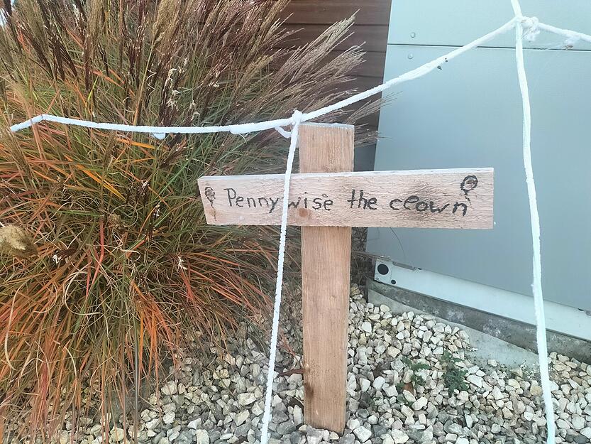 Die Namen von fiktiven und realen Serienmördern stehen auf den Kreuzen im Vorgarten.