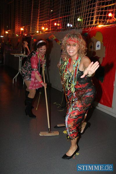 Waldenburg, Mehrzweckhalle beim Franz-Gehweiler-Haus, Waldenburger Fasching 2012 - www.wabu-fasching.de - Fasching Waldenburg Kehraus ... die einen wollen mit dem Feiern nicht aufhören, die anderen machen schon sauber Waldenburg, Mehrzweckhalle beim Franz-Gehweiler-Haus, Waldenburger Fasching 2012 - www.wabu-fasching.de - Fasching Waldenburg Kehraus ... die einen wollen mit dem Feiern nicht aufhören, die anderen machen schon sauber