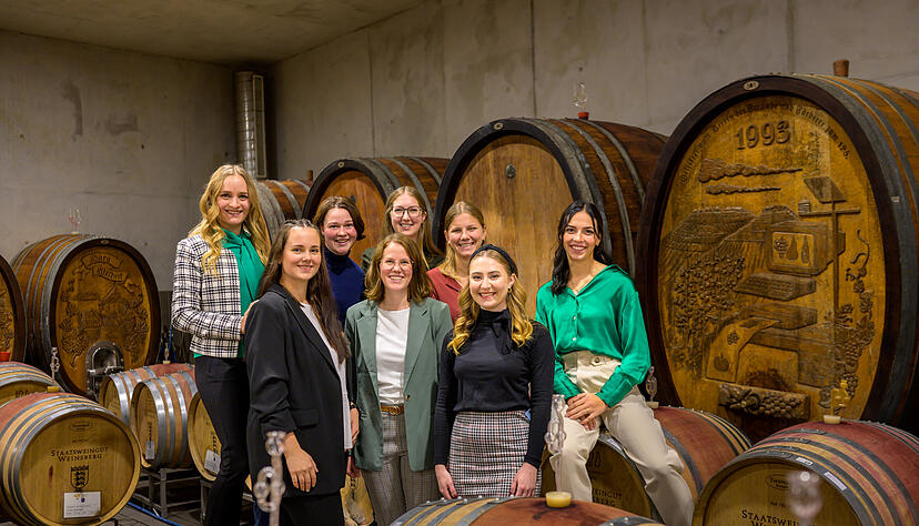 Die Kandidatinnen im Kreise der Amtierenden (von links): Prinzessin Birthe Meseke, Vivien Jesse, Pinzessin Lisa-Marie Blatt, Larissa Salcher, Königin Carolin Golter, Jule Mayr, Claudia Anacker und Mariell Sophie Pichl.