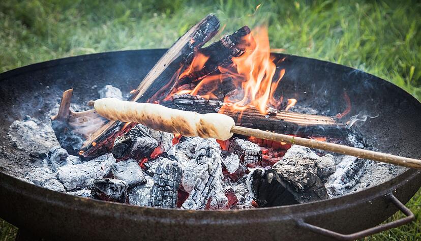 Das Stockbrot wird nicht über den Flammen, sondern über der Glut gedreht.