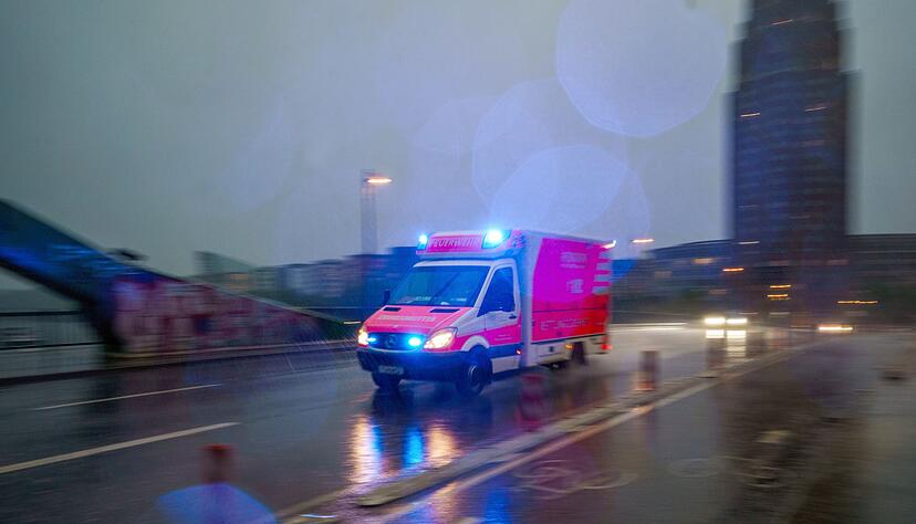 Jede Sekunde z&auml;hlt: Wer vom Blitz getroffen wird, schwebt mitunter in Lebensgefahr und braucht schnelle Hilfe.