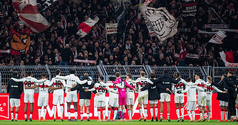 Im Stadion feiern die Fans den VfB Stuttgart für den Punktgewinn. Auf der Heimreise kommt es zu unschönen Szenen.