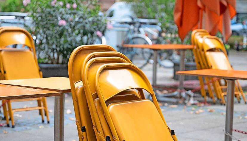 Weder drau&szlig;en noch drinnen d&uuml;rfen Gastst&auml;tten derzeit ihre G&auml;ste bewirten. Seit November sind die Lokale allenfalls f&uuml;r einen Abholservice ge&ouml;ffnet. F&uuml;r die Wirte wie f&uuml;r Einzelh&auml;ndler und andere Branchen sind die Einnahmeausf&auml;lle immens.
Foto: dpa