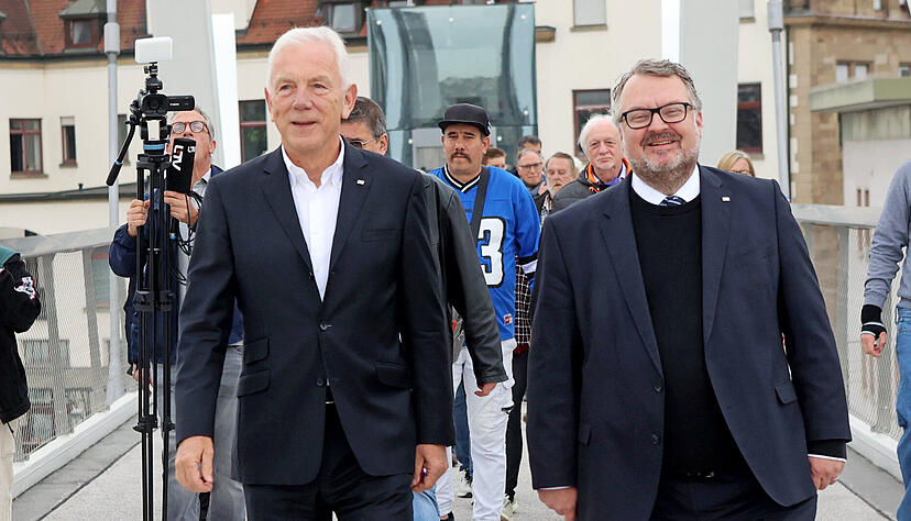 Die Erhöhung der Bezüge von Baubürgermeister Andreas Ringle (rechts, hier mit OB Harry Mergel), sorgt für Diskussionen. Die Erhöhung der Bezüge von Baubürgermeister Andreas Ringle (rechts, hier mit OB Harry Mergel), sorgt für Diskussionen.