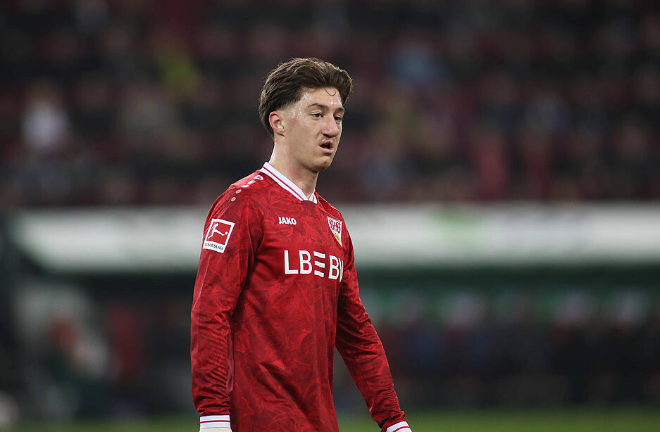 Angelo Stiller: Bereitet das 1:0 durch Undav vor. Hinten teils zu riskant. Ein Stiller-Fehlpass leitete auch den ersten Augsburger Treffer ein. Vor dem zweiten Augsburger Tor ist er wieder nicht schnell genug. Note: 4,5 Angelo Stiller: Bereitet das 1:0 durch Undav vor. Hinten teils zu riskant. Ein Stiller-Fehlpass leitete auch den ersten Augsburger Treffer ein. Vor dem zweiten Augsburger Tor ist er wieder nicht schnell genug. Note: 4,5