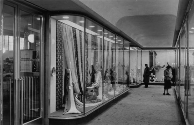 um 1958: Nach der Neugestaltung des Eingangsbreichs 1992 ist es mit dem Charme der Schaufensterpassage aus den fünfziger Jahren vorbei.