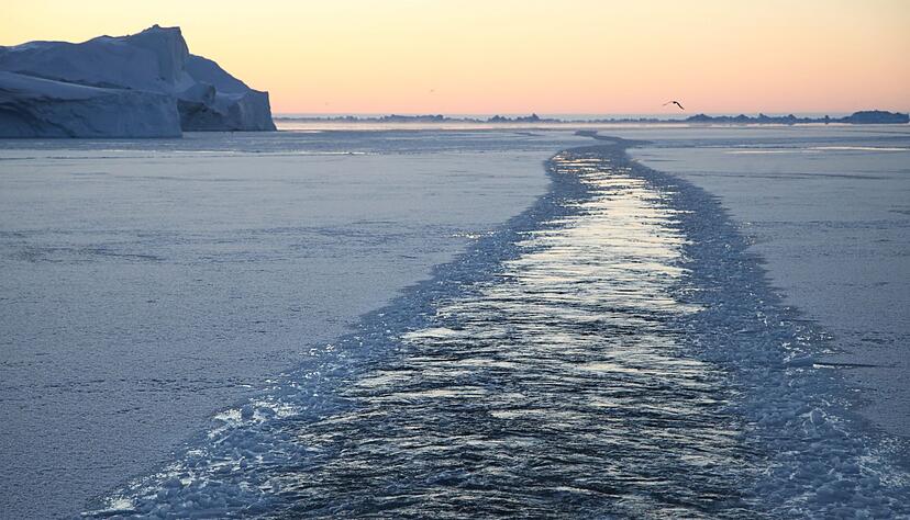 Ein Eisbrecher hat diesen Weg durch das Fjordwasser gebahnt.