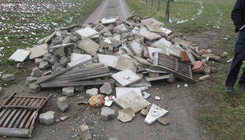 Zwischen Untergruppenbach und Flein entsorgte ein Unbekannter Bauschutt. Foto: Polizei Zwischen Untergruppenbach und Flein entsorgte ein Unbekannter Bauschutt. Foto: Polizei