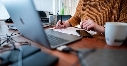 Selbst wenn es nicht immer r&auml;umlich m&ouml;glich ist, k&ouml;nnen Rituale im Homeoffice dabei helfen, klare Grenzen zwischen Privatleben und Beruf zu ziehen.
