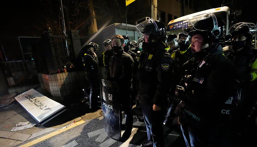 Die Polizei stellte sich den Demonstranten vor dem Gerichtsgebäude in Seoul in den Weg. Die Polizei stellte sich den Demonstranten vor dem Gerichtsgebäude in Seoul in den Weg.