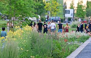 Das ehemalige Gelände der Bundesgartenschau zieht besonders bei schönem Wetter viele Besucher an - am Wochenende bis tief in die Nacht. Foto: Mario Berger Das ehemalige Gelände der Bundesgartenschau zieht besonders bei schönem Wetter viele Besucher an - am Wochenende bis tief in die Nacht. Foto: Mario Berger