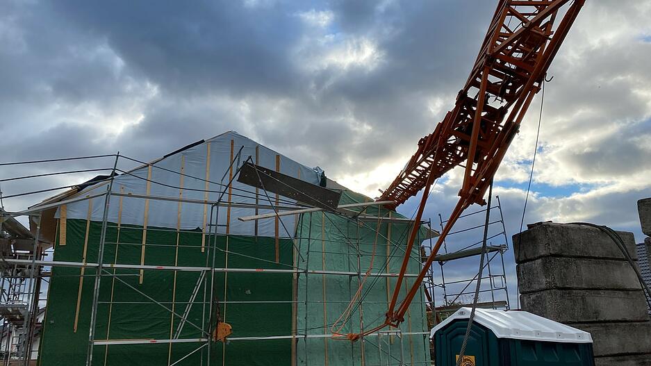 In Obersulm-S&uuml;lzbach hat der Sturm einen Baukran abgeknickt.
