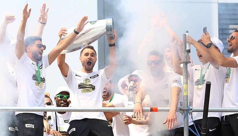 Bei der Drittliga-Meisterfeier der SV Elversberg war Kevin Conrad (mit Trophäe) Ende Mai als Kapitän natürlich mittendrin im großen Trubel. Nun ist er nach vielen Verletzungen zurück.
Foto: imago images/Hasselberg Bei der Drittliga-Meisterfeier der SV Elversberg war Kevin Conrad (mit Trophäe) Ende Mai als Kapitän natürlich mittendrin im großen Trubel. Nun ist er nach vielen Verletzungen zurück.
Foto: imago images/Hasselberg