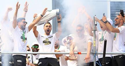 Bei der Drittliga-Meisterfeier der SV Elversberg war Kevin Conrad (mit Trophäe) Ende Mai als Kapitän natürlich mittendrin im großen Trubel. Nun ist er nach vielen Verletzungen zurück.
Foto: imago images/Hasselberg Bei der Drittliga-Meisterfeier der SV Elversberg war Kevin Conrad (mit Trophäe) Ende Mai als Kapitän natürlich mittendrin im großen Trubel. Nun ist er nach vielen Verletzungen zurück.
Foto: imago images/Hasselberg
