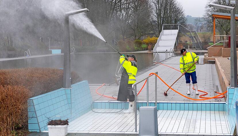Es wird geputzt und dampfgestrahlt: Yvonne Friedrich und Michael Stiefel vom Obersulmer Freibadteam bei der Arbeit.