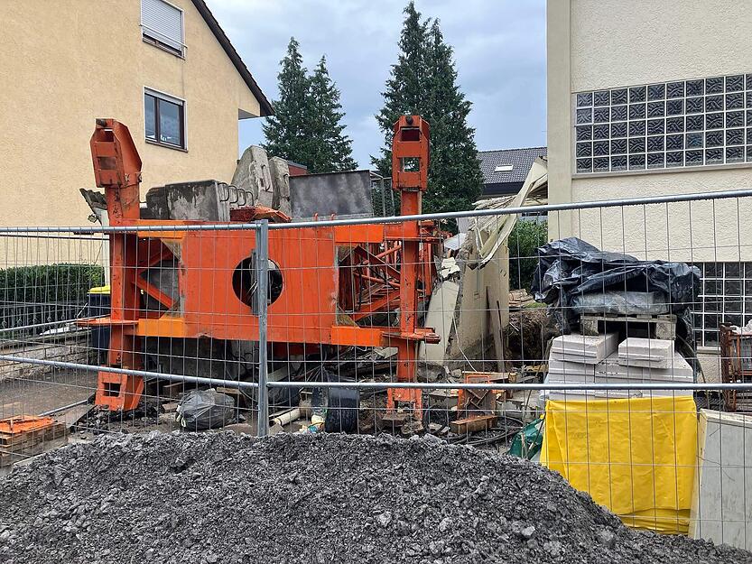 Welcher Schaden entstand, als der Kran in Heilbronn-Sontheim auf die Garage krachte, ist noch unklar.