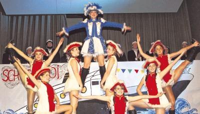 Ohne Tanzmariechen geht es am Fasching nicht. Noch bevor das Schiff der Fasnetsfreunde in der Stadthalle ablegte, hatte die Prinzengarde ihren großen Auftritt. Ob Spagat oder Pyramide den Mädels war nichts zu schwer.Fotos: Barbara Griesinger Ohne Tanzmariechen geht es am Fasching nicht. Noch bevor das Schiff der Fasnetsfreunde in der Stadthalle ablegte, hatte die Prinzengarde ihren großen Auftritt. Ob Spagat oder Pyramide den Mädels war nichts zu schwer.Fotos: Barbara Griesinger