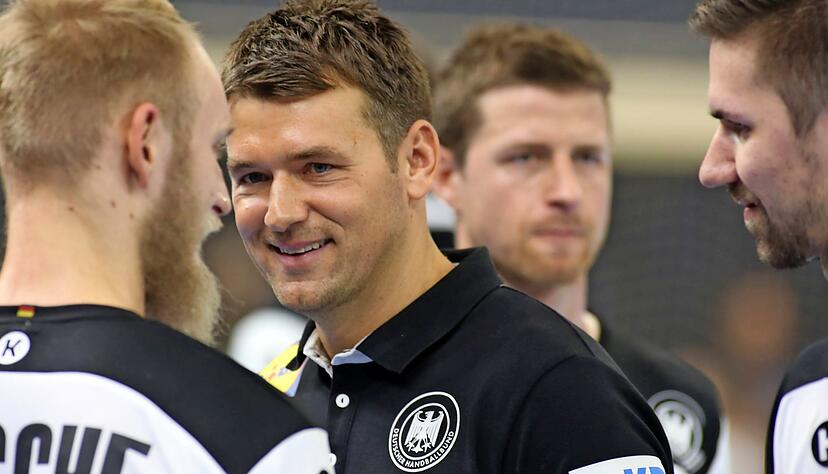 Die Verbissenheit ist bei Christian Prokop (2.v.l.) gewichen. Mittlerweile sieht man den Bundestrainer im Kreise seiner Spieler häufig lächeln.
Foto: dpa