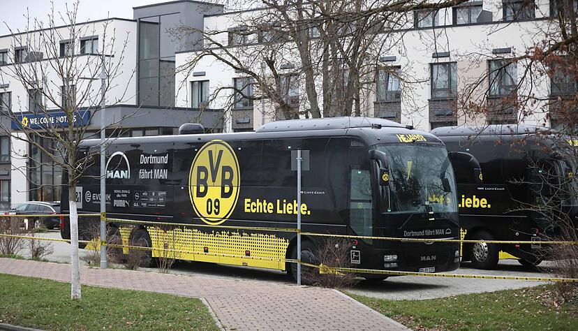 Borussia Dortmund ist da: Der Mannschaftsbus als sichtbares Zeichen.
