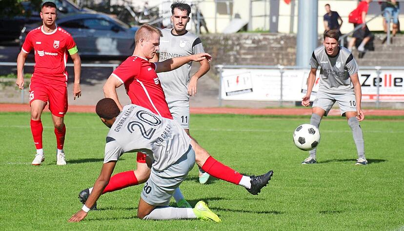 Gegen den FV Löchgau musste Öhringens Philipp Schropp früh angeschlagen vom Feld. Er ist für das Spiel an diesem Samstag fraglich. Zu Gast ist mit der SG Weinstadt ein starker Mitaufsteiger.
Foto: Herbert Schmerbeck