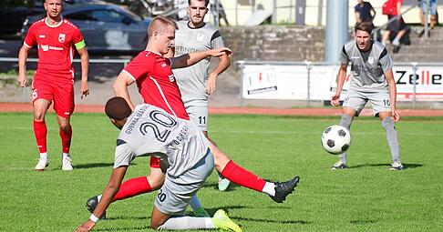 Gegen den FV Löchgau musste Öhringens Philipp Schropp früh angeschlagen vom Feld. Er ist für das Spiel an diesem Samstag fraglich. Zu Gast ist mit der SG Weinstadt ein starker Mitaufsteiger.
Foto: Herbert Schmerbeck