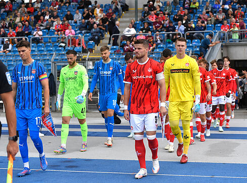 Der Bundesligist Heidenheim spielte gegen den Zweitligisten Kaiserslautern im Heilbronner Frankenstadion.