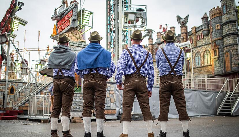 Nach dem Zerreißen einer Tracht wird gegen den Verdächtigen wegen Sachbeschädigung ermittelt. (Archivbild) Nach dem Zerreißen einer Tracht wird gegen den Verdächtigen wegen Sachbeschädigung ermittelt. (Archivbild)