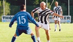 Links vorbei, rechts vorbei oder ein Beinschuss? Gladbachs Altstar Herbert Laumen (am Ball) will den Gommersdorfer Hubert Kaiser umspielen.Foto: Kurt Gesper Links vorbei, rechts vorbei oder ein Beinschuss? Gladbachs Altstar Herbert Laumen (am Ball) will den Gommersdorfer Hubert Kaiser umspielen.Foto: Kurt Gesper