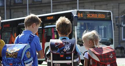 Junge Schülerinnen und Schüler.