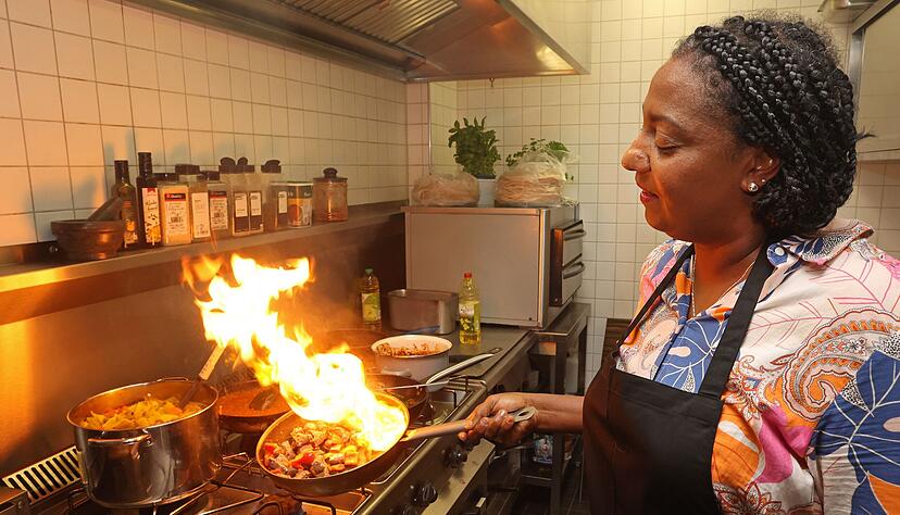 Feurig und traditionell geht es bei der Zubereitung der Speisen aus Eritrea und Äthiopien im Restaurant "Mama Jo" im Tennisclub Heilbronn in der Nähe des Pfühlparks zu.