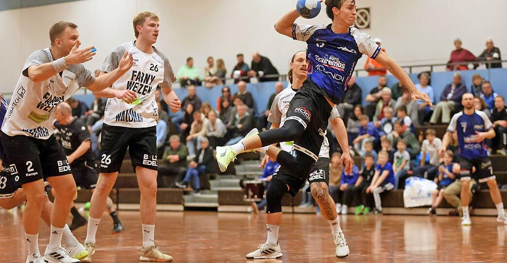 Nicht nur in dieser Szene stellen die Wangener (v. li.) Michel Fischer und Manuel Kuhnt frustriert fest, dass Jan Pr&ouml;llochs (M.) nur schwer zu stoppen ist.