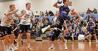 Nicht nur in dieser Szene stellen die Wangener (v. li.) Michel Fischer und Manuel Kuhnt frustriert fest, dass Jan Pr&ouml;llochs (M.) nur schwer zu stoppen ist.