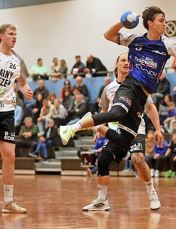 Nicht nur in dieser Szene stellen die Wangener (v. li.) Michel Fischer und Manuel Kuhnt frustriert fest, dass Jan Pr&ouml;llochs (M.) nur schwer zu stoppen ist.