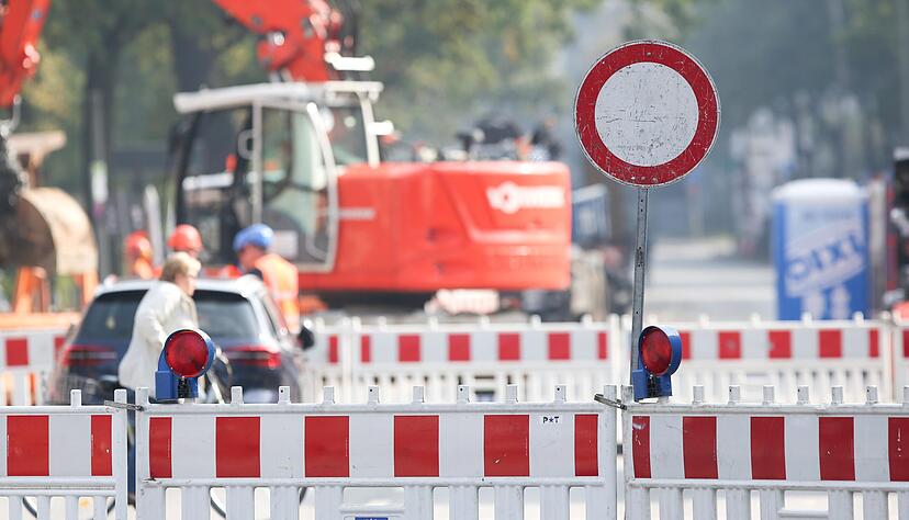 Die B27 bei Gundelsheim bleibt für drei Wochen fast durchgehend gesperrt. Symbolbild: dpa Die B27 bei Gundelsheim bleibt für drei Wochen fast durchgehend gesperrt. Symbolbild: dpa