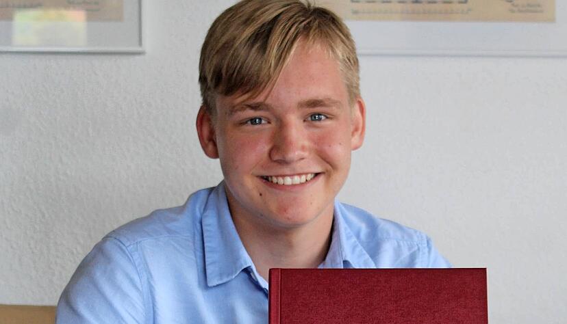 Strahlender Sieger: Der K&uuml;nzelsauer Gymnasiast Mark Edel hat einen von 245 Preisen im Geschichtswettbewerb des Bundespr&auml;sidenten abger&auml;umt.
Foto: Renate V&auml;is&auml;nen