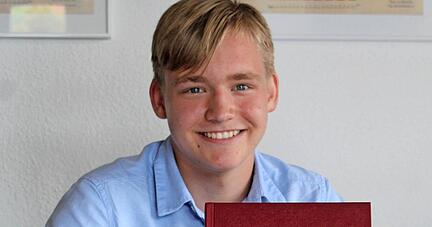 Strahlender Sieger: Der K&uuml;nzelsauer Gymnasiast Mark Edel hat einen von 245 Preisen im Geschichtswettbewerb des Bundespr&auml;sidenten abger&auml;umt.
Foto: Renate V&auml;is&auml;nen