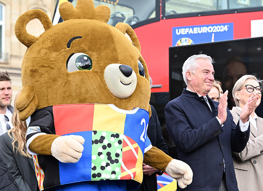 Baden-Württembergs Innenminister Thomas Strobl (r., CDU) und Albärt, das Maskottchen der EM 2024, beim Start der Trophy Tour in Stuttgart.