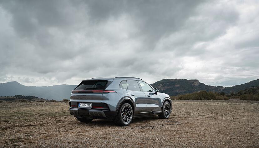 Stillstand vor dem Sturm: Die schnellsten Versionen des Cayenne k&ouml;nnen trotz des Gewichts von mehr als 2,7 Tonnen bis zu 260 km/h schnell werden.