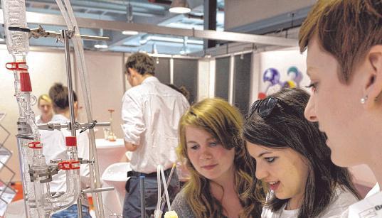 Wie w&auml;r"s mit Chemie? Auch da gibt es in der Region Ausbildungspl&auml;tze.