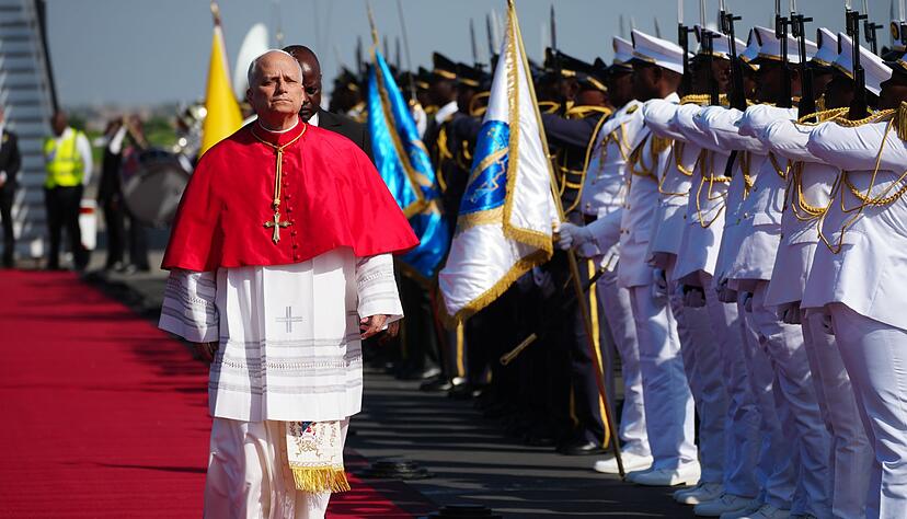 Der Papst bei seiner Ankunft in Luanda.
