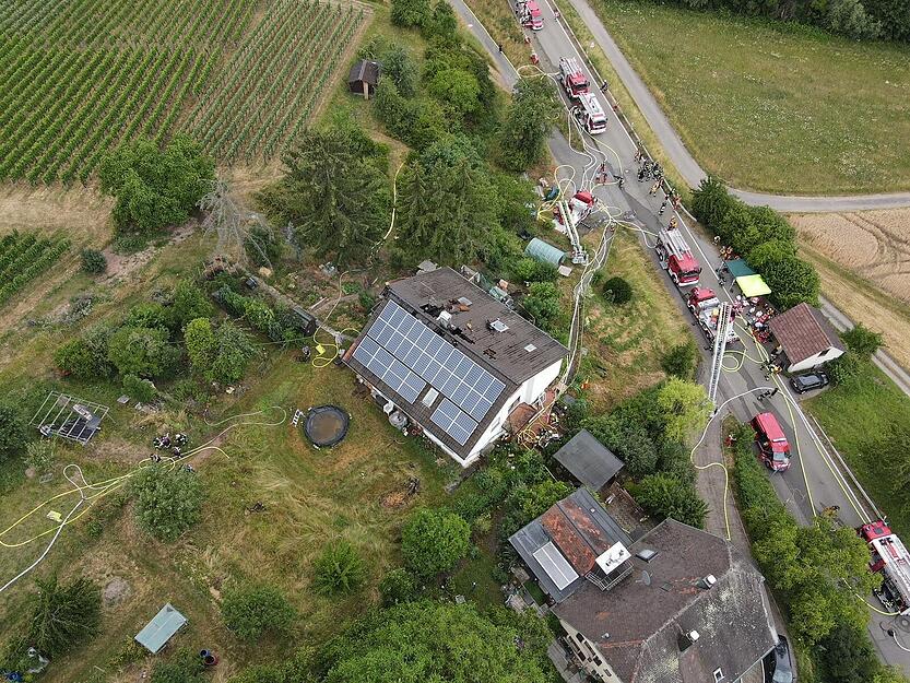 Zur Unterstützung rückt auch die Freiwillige Feuerwehr aus anderen Orten zum Brand nach Löwenstein-Reisach aus. Zur Unterstützung rückt auch die Freiwillige Feuerwehr aus anderen Orten zum Brand nach Löwenstein-Reisach aus.