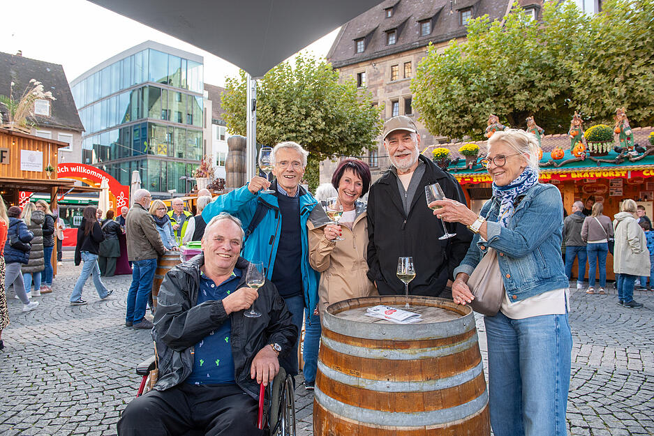 Bereits am Dienstagnachmittag sind die Stände am Heilbronner Weindorf gut besucht.