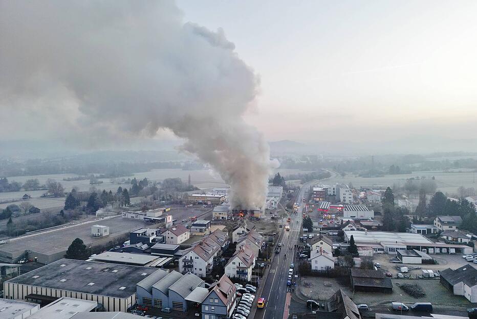 Offenbar Explosion in Schorndorf – ein Gebäude steht in Vollbrand. Offenbar Explosion in Schorndorf – ein Gebäude steht in Vollbrand.