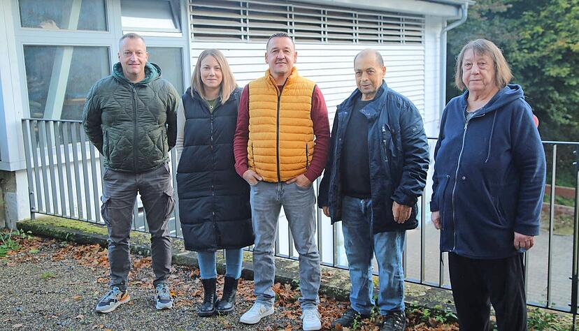 Am Seekiosk in Mühlbach steht eine Veränderung bevor: Ursula und Theo Müller (rechts) hören nach 13 Jahren als Gastronomen mit der Bewirtung auf. Im Frühjahr übernehmen Thomas Brodbeck und Tanja Herrmann-Brodbeck das Bistro. Ortsvorsteher Jörg Fundis (links) begrüßt den reibungslosen Wechsel.
Foto: Franz Theuer Am Seekiosk in Mühlbach steht eine Veränderung bevor: Ursula und Theo Müller (rechts) hören nach 13 Jahren als Gastronomen mit der Bewirtung auf. Im Frühjahr übernehmen Thomas Brodbeck und Tanja Herrmann-Brodbeck das Bistro. Ortsvorsteher Jörg Fundis (links) begrüßt den reibungslosen Wechsel.
Foto: Franz Theuer
