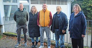 Am Seekiosk in Mühlbach steht eine Veränderung bevor: Ursula und Theo Müller (rechts) hören nach 13 Jahren als Gastronomen mit der Bewirtung auf. Im Frühjahr übernehmen Thomas Brodbeck und Tanja Herrmann-Brodbeck das Bistro. Ortsvorsteher Jörg Fundis (links) begrüßt den reibungslosen Wechsel.
Foto: Franz Theuer