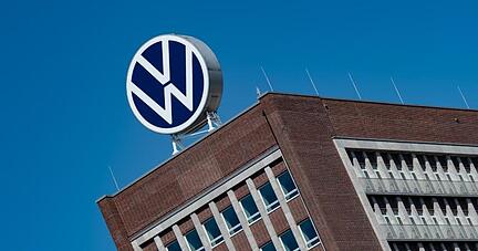 Das Logo von Volkswagen ist auf dem Dach des Markenhochhauses auf dem Werksgel&auml;nde zu sehen.