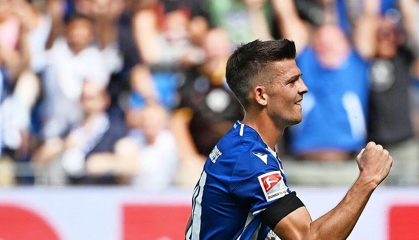 Marvin Wanitzek bejubelt seinen Elfmetertreffer zum 1:1 für den KSC. Über den Rasen hingegen freut sich aktuell niemand in Karlsruhe.
Foto: dpa Marvin Wanitzek bejubelt seinen Elfmetertreffer zum 1:1 für den KSC. Über den Rasen hingegen freut sich aktuell niemand in Karlsruhe.
Foto: dpa