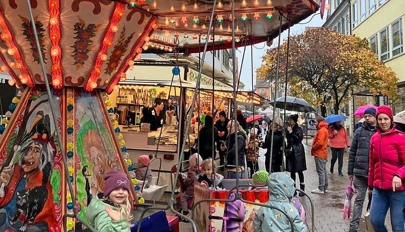Trotz des ungemütlichen Wetters kommen die Menschen zum Martinimarkt nach Öhringen. Die Läden sind voll, die Menschen gut gelaunt. Trotz des ungemütlichen Wetters kommen die Menschen zum Martinimarkt nach Öhringen. Die Läden sind voll, die Menschen gut gelaunt.