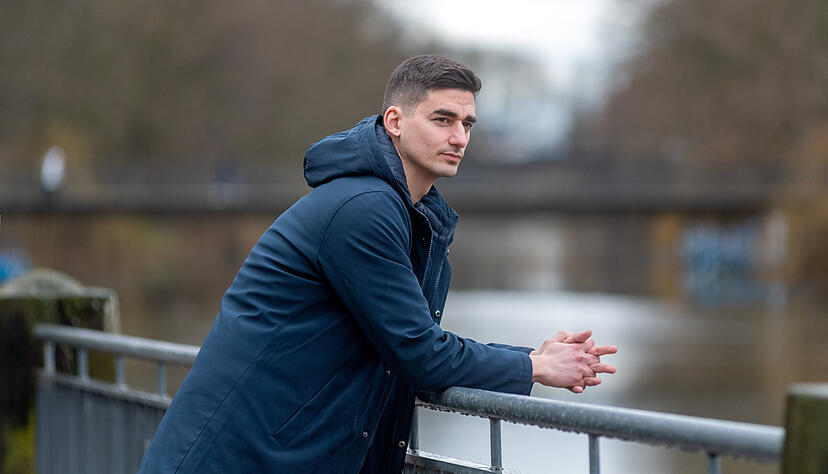 &bdquo;Ich w&uuml;rde mich nicht unbedingt als Au&szlig;enseiter bezeichnen, wobei ich schon immer dieses Beobachtende hatte": Cihan Acar in Heilbronn am Neckar. Am Fluss in der fiktiven Stadt Steinheim spielt auch sein neuer Roman "Casino".